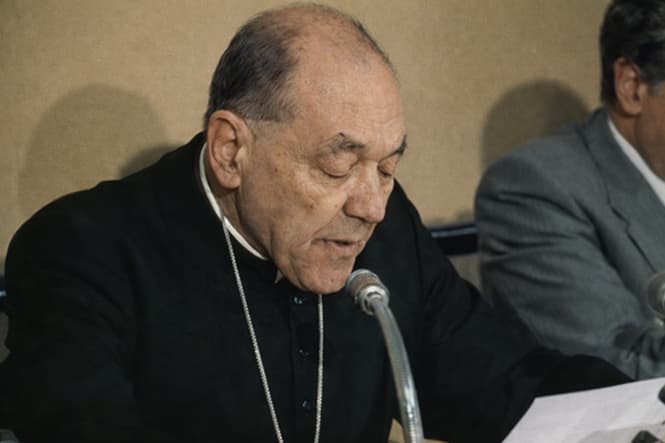 Cardinal Ballestrero announces 1988 Shroud of Turin carbon dating results at the Turin press conference